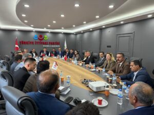 Türkiye İttifakı Partisi Lideri Sinan Oğan bir siyasi kürsüde konuşma yaparken